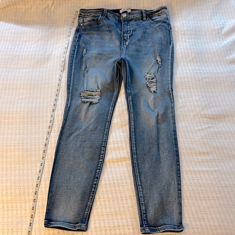 NWOT tummy control distressed skinny jeans